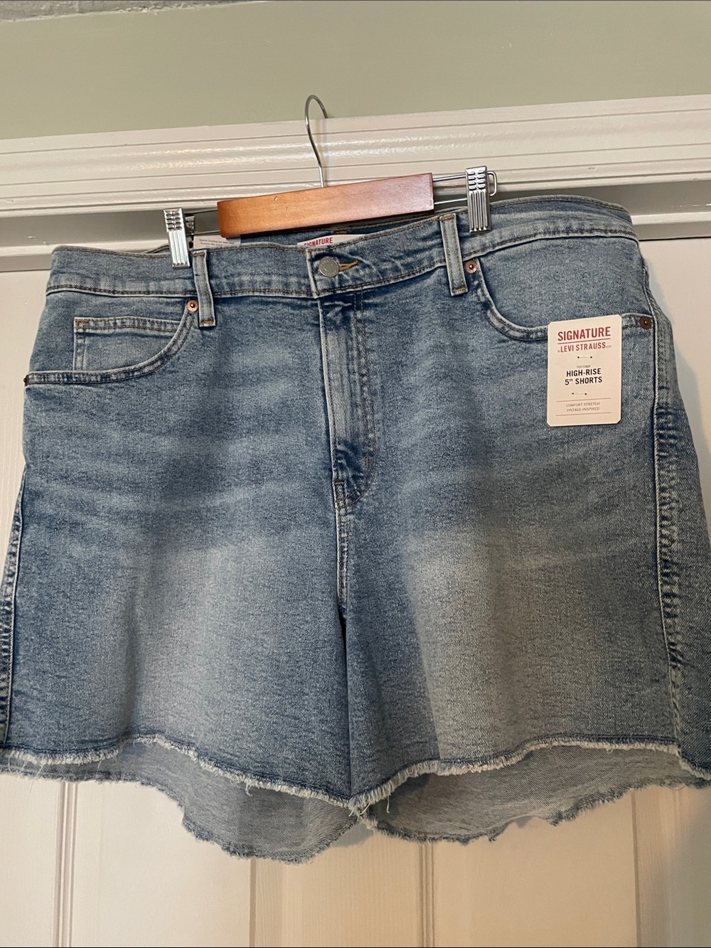 NWT Levi's Light Blue High-Rise Frayed Hem 5” Denim Shorts - Size 18/W34